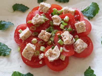 Varför inte skära ner den i bitar på salladen? Mums!